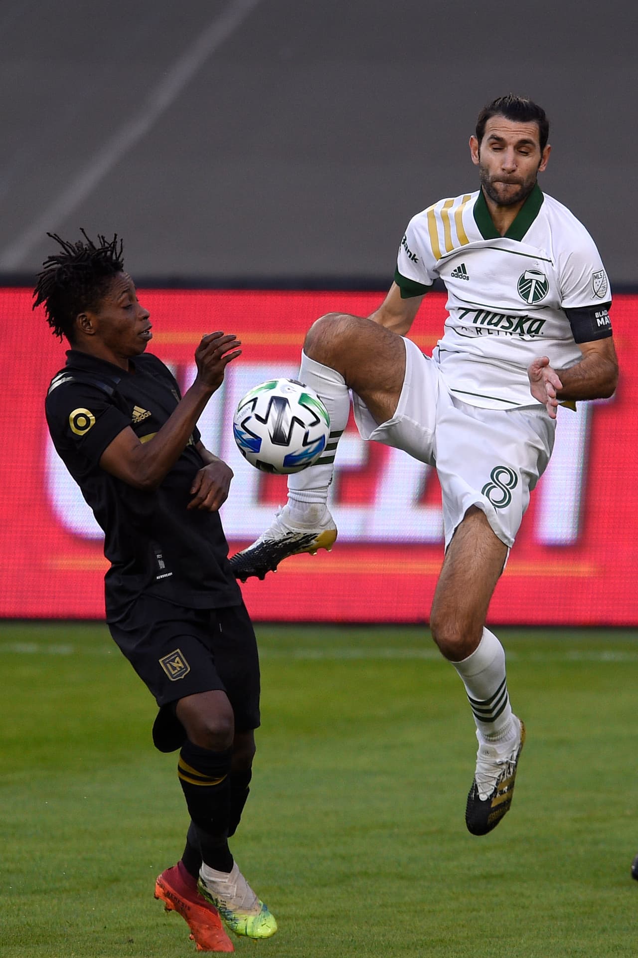 Carlitos Vela regresa al gol y el LAFC empata en casa frente a los Portland Timbers.