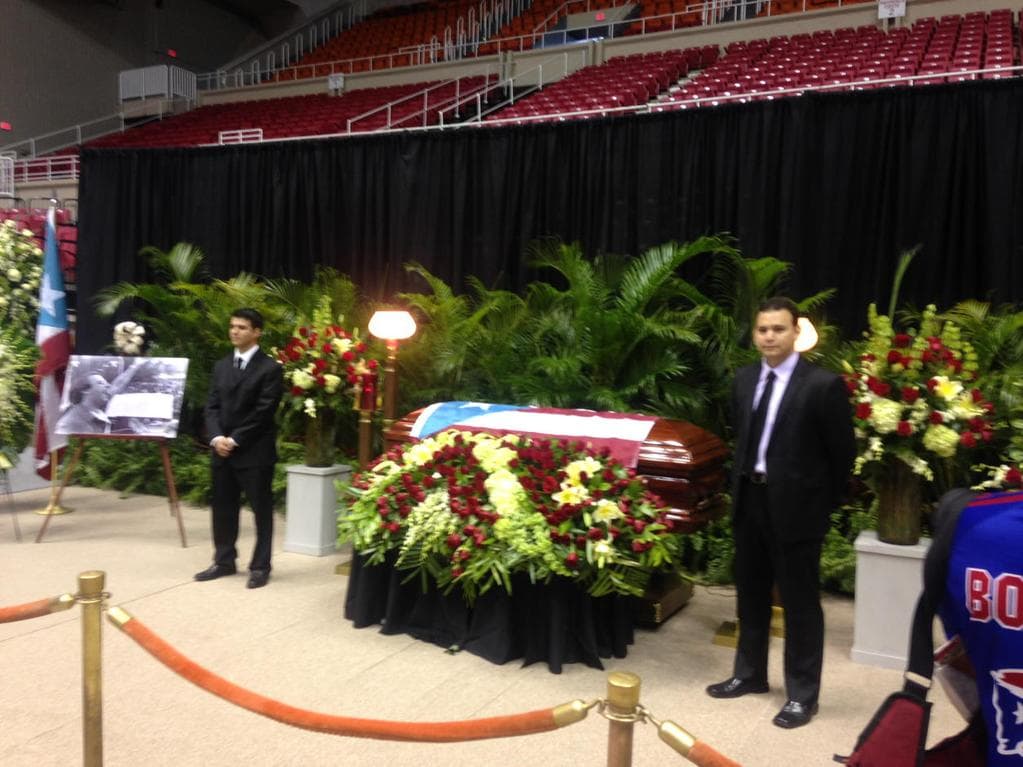 Hijos de Raphy Leavitt hacen guardia de honor.