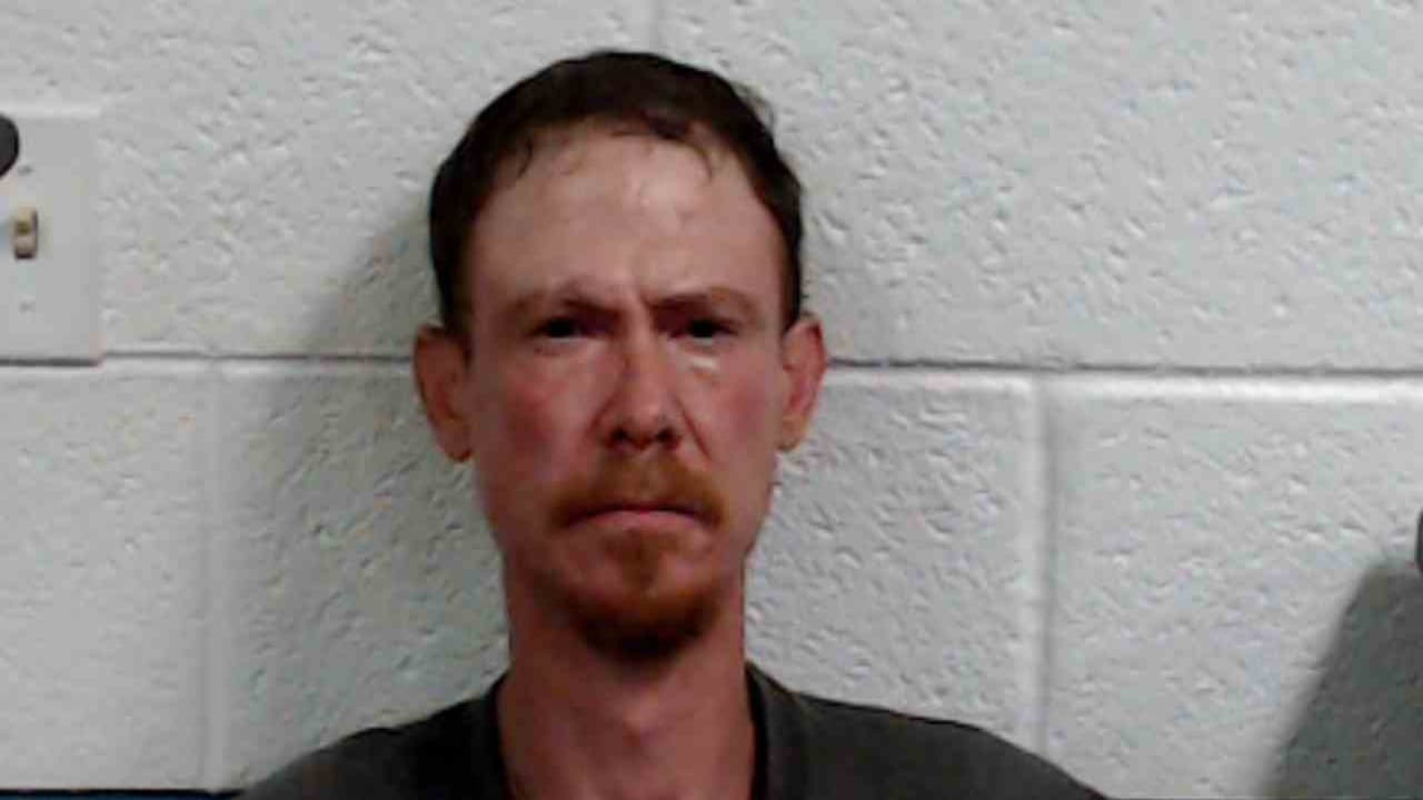 "Tengo que matarlos para sacar a los demonios": Un hombre es acusado de perseguir a sus familiares con un hacha