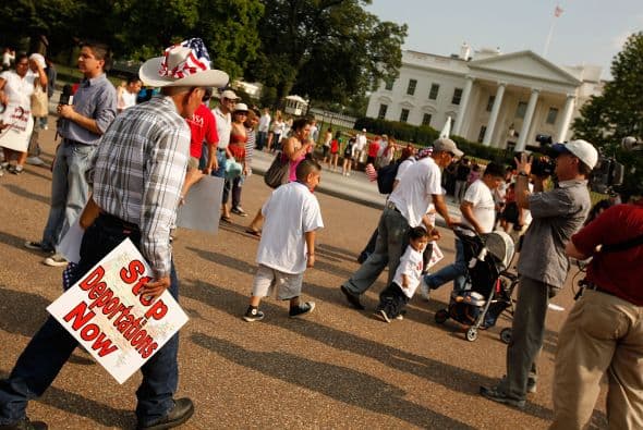 McCain insistió que no pedirá audiencias legislativas sobre el asunto, aunque asistirá al debate si son convocadas. Con todo, insistió que en principio se inclina por dejar la Constitución como es, sin modificaciones. McCain encara una difícil campaña electoral frente al ex representante J.D. Hayworth con vistas a las primarias de Arizona del 24 de agosto.