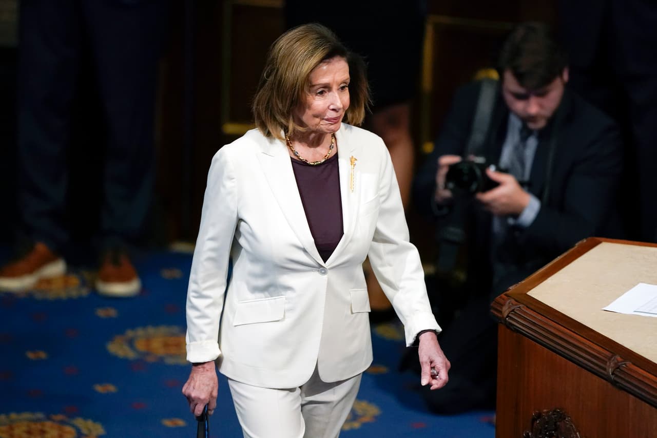 Pelosi anunció en un animado discurso en la Cámara de Representantes que se hará a un lado después de liderar a los demócratas durante casi 20 años y luego del brutal ataque contra su esposo, Paul, el mes pasado en su casa de San Francisco.
<br>