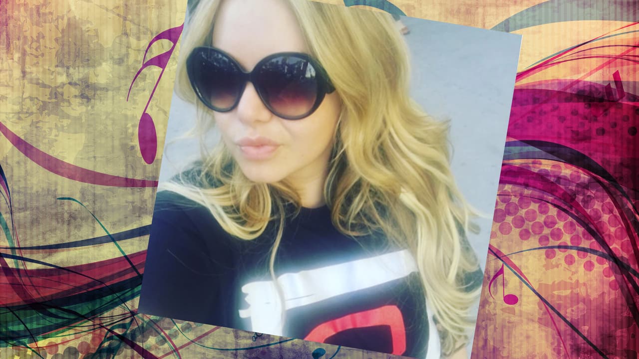 Chiquis siempre sale bien en sus selfies. ¿Y cómo no? La cantante es una mujer hermosa. Con un rostro así, todas queremos hacernos selfies. She's a curvy woman with a lot of sass. Jenni would be so proud!