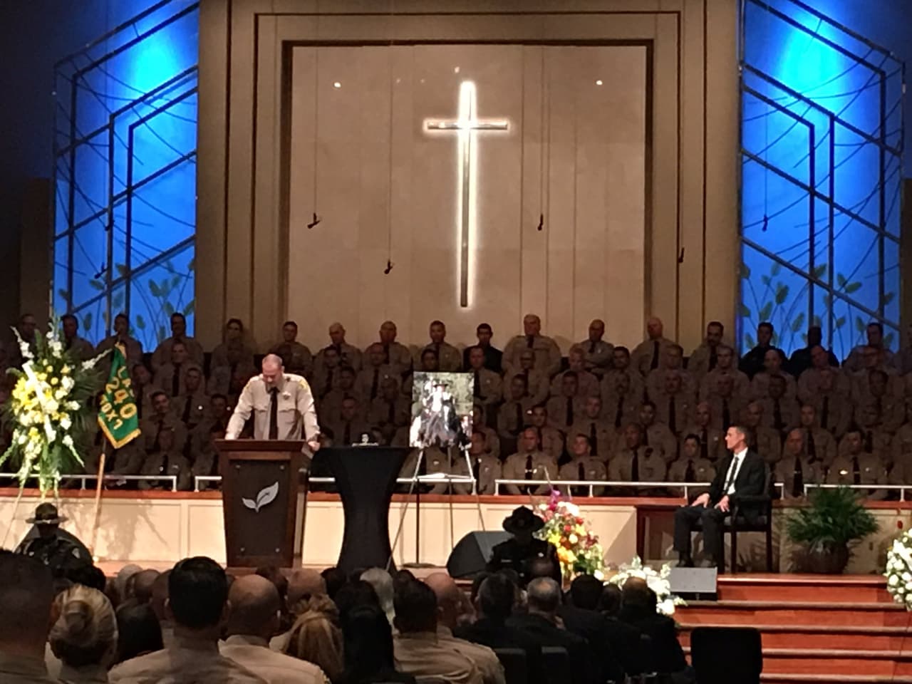 La ceremonia funeraria duró varias horas durante las que numerosas personas que le conocieron dieron discursos en su memoria.
