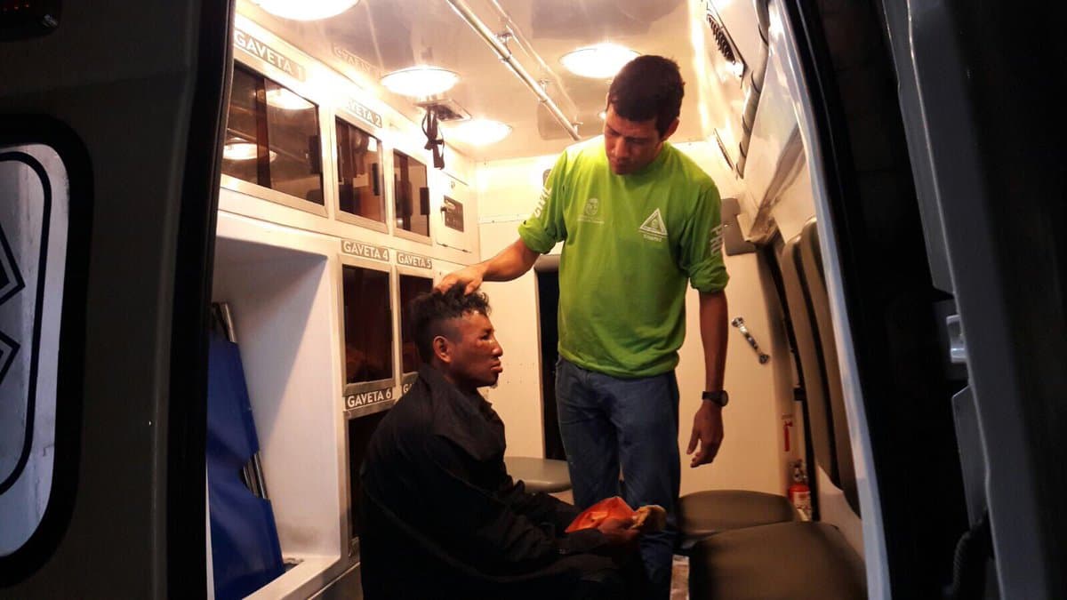 Según las primeras investigaciones aparentemente una falla mecánica hizo que el vehículo se saliera de la vía y cayera al vació, indicó la Policía Federal de Caminos, que participa en las labores de rescate.