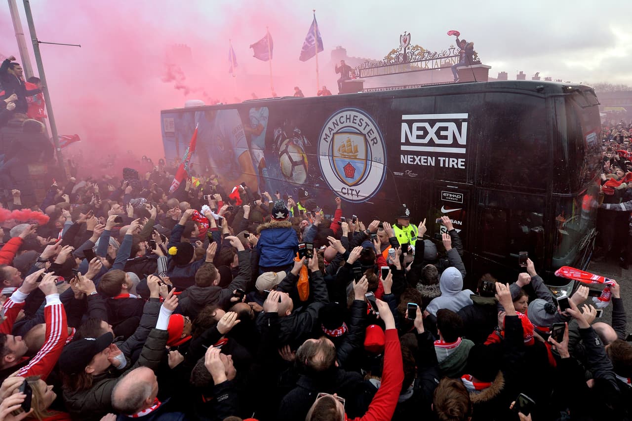 Miles de aficionados, en especial los locales, colmaron las calles aledañas de Anfield Road –así como sus tribunas– para recibir un partido con mucha expectativa como lo es el Liverpool vs. Manchester City en la ida de los cuartos de final de la Champions League. Quien más sufrió fue el camión de los visitantes, al que le lanzaron latas, botellas, entre otros objetos.