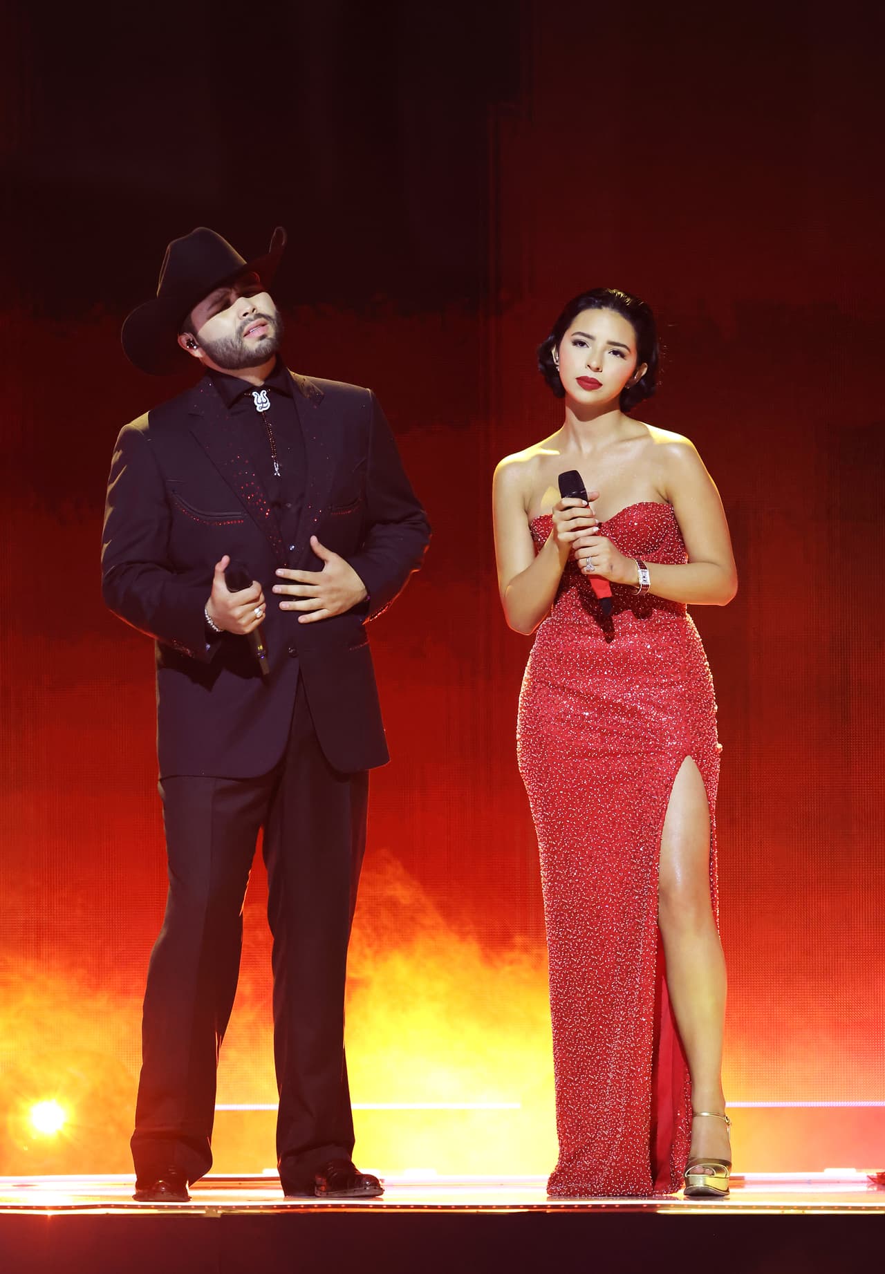 Hubo grandes momentos durante la noche, como cuando Leonardo y Ángela Aguilar deleitaron con sus voces en el escenario.