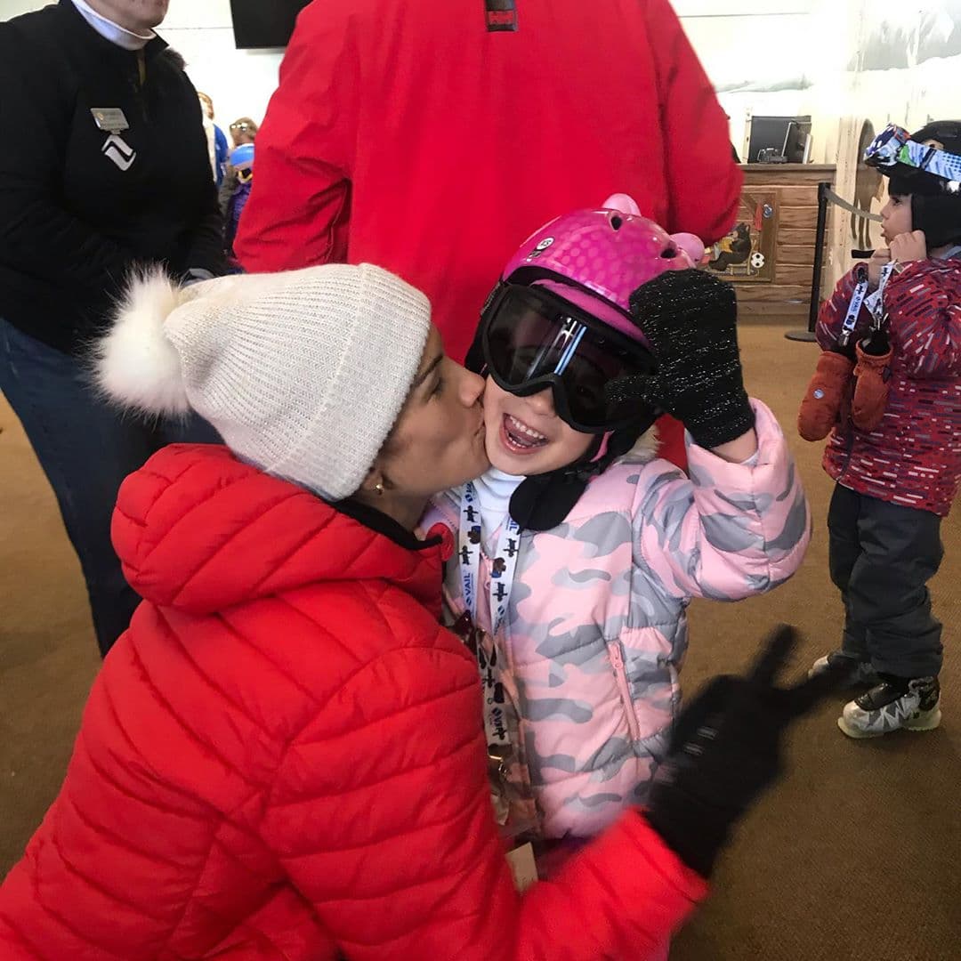 Esta no es la primera vez en la nieve para la hija menor del conductor de 48 años. Ahora que Michelle tiene 4 años disfruta más de los escenarios nevados.