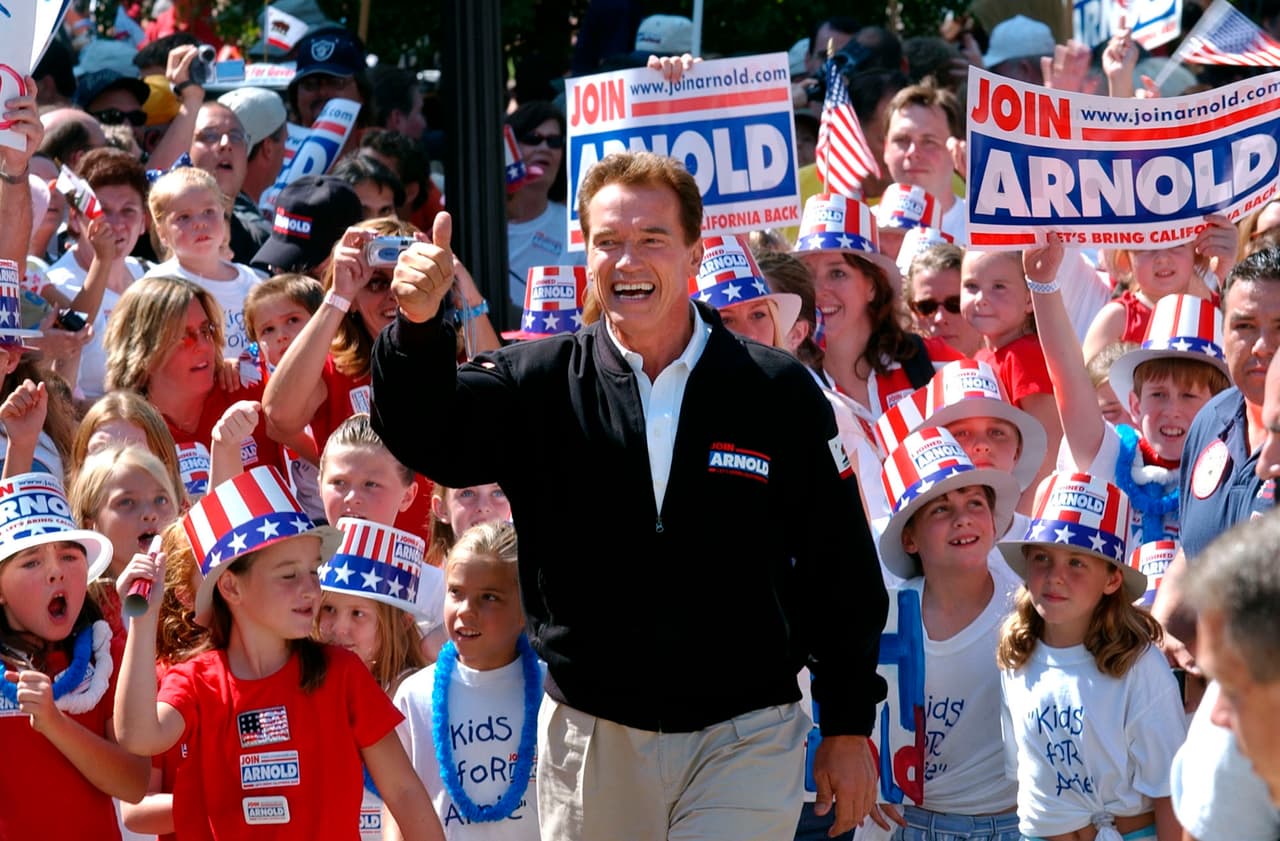 Schwarzenegger aprovechó en 2003 la destitución del exgobernador demócrata Gray Davis para lanzar su candidatura. Su campaña se basó en eliminar el déficit fiscal y prohibir las licencias de conducir para los indocumentados, aprobadas por Davis. 
<br>