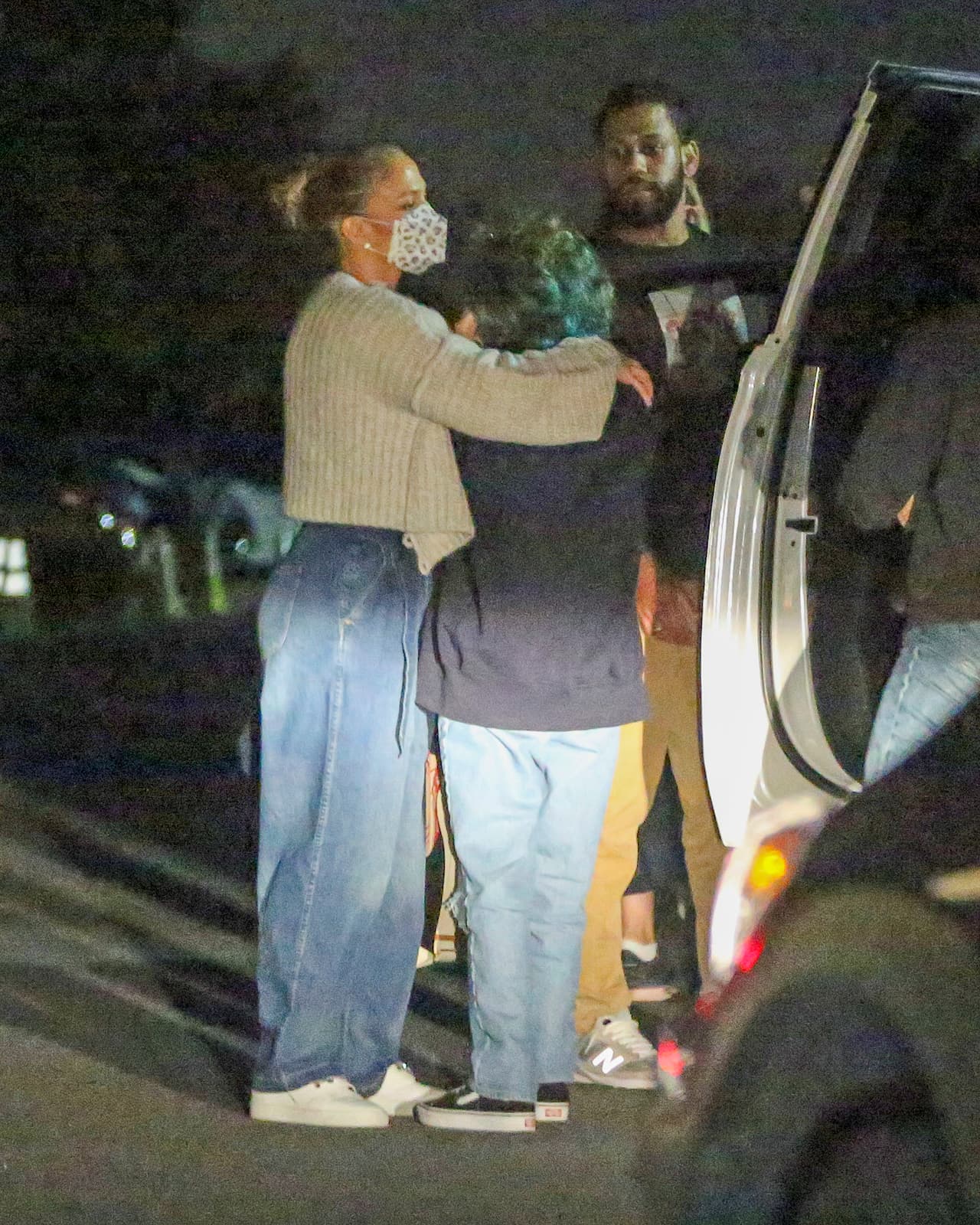En un momento de la noche, Jennifer López abrazó a su hija antes de que subiera a una camioneta. 
<br>
