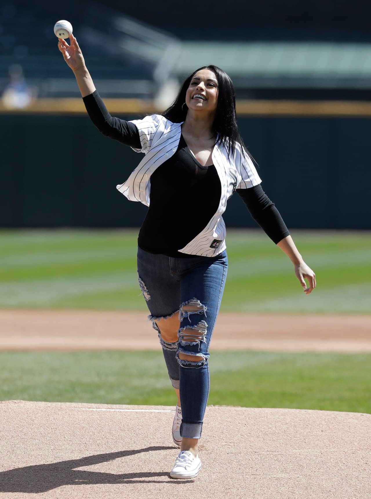 Diana Pérez hace el primer pitch ceremonial del partido entre las Tampa Bay Rays y los Chicago White Sox el día 8 de abril de 2019.