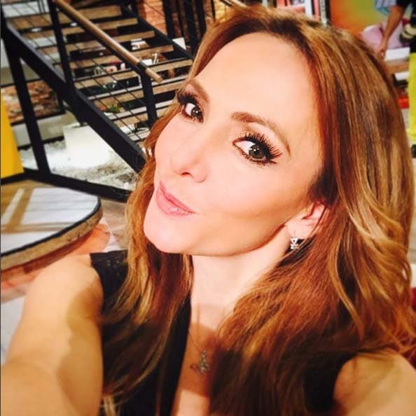 Erika Zaba se contagió de la selfie addiction de nuestros conductores y no se fue sin antes tomarse una foto.