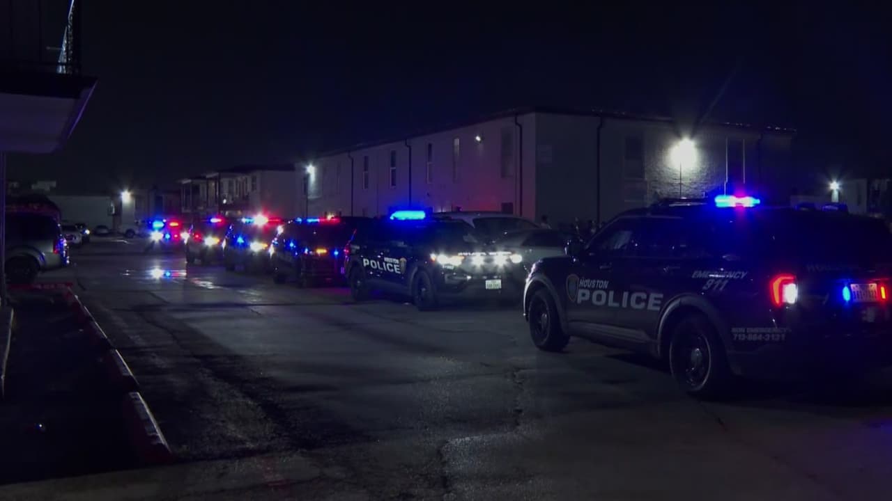 Sujeto enmascarado balea mortalmente a hombre que estaba sentado a las afueras de su casa en Houston