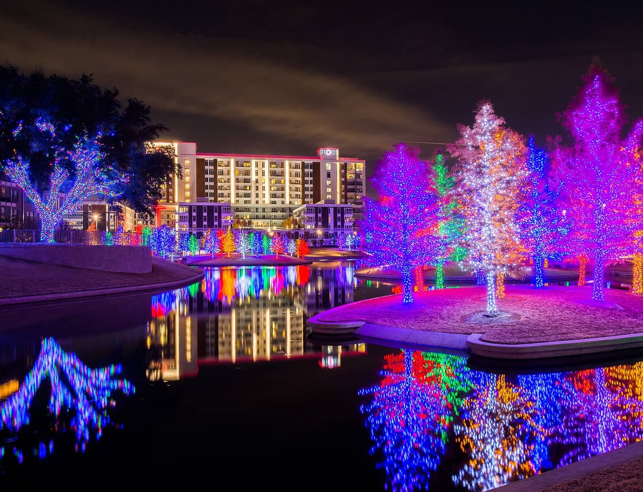 <a href="https://www.udr.com/vitruvian-park/vitruvian-park-events/" target="_blank">Vitruvian Lights</a> se transforma en un lugar mágico con su exhibición de luces navideñas del 26 de noviembre al 2 de enero.
<br>