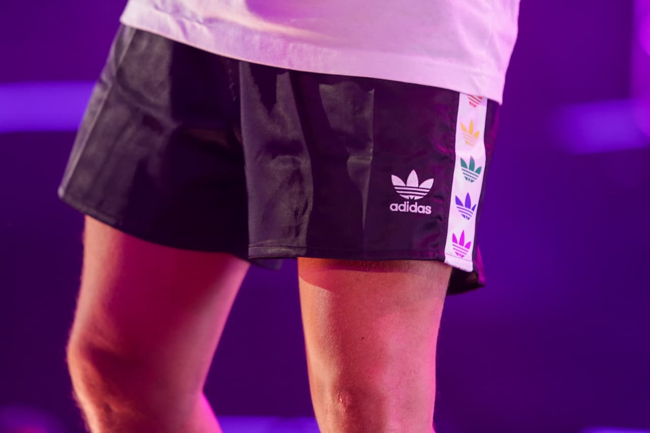 Maluma eligió la comodidad que solo le pueden dar unos shorts deportivos como estos.