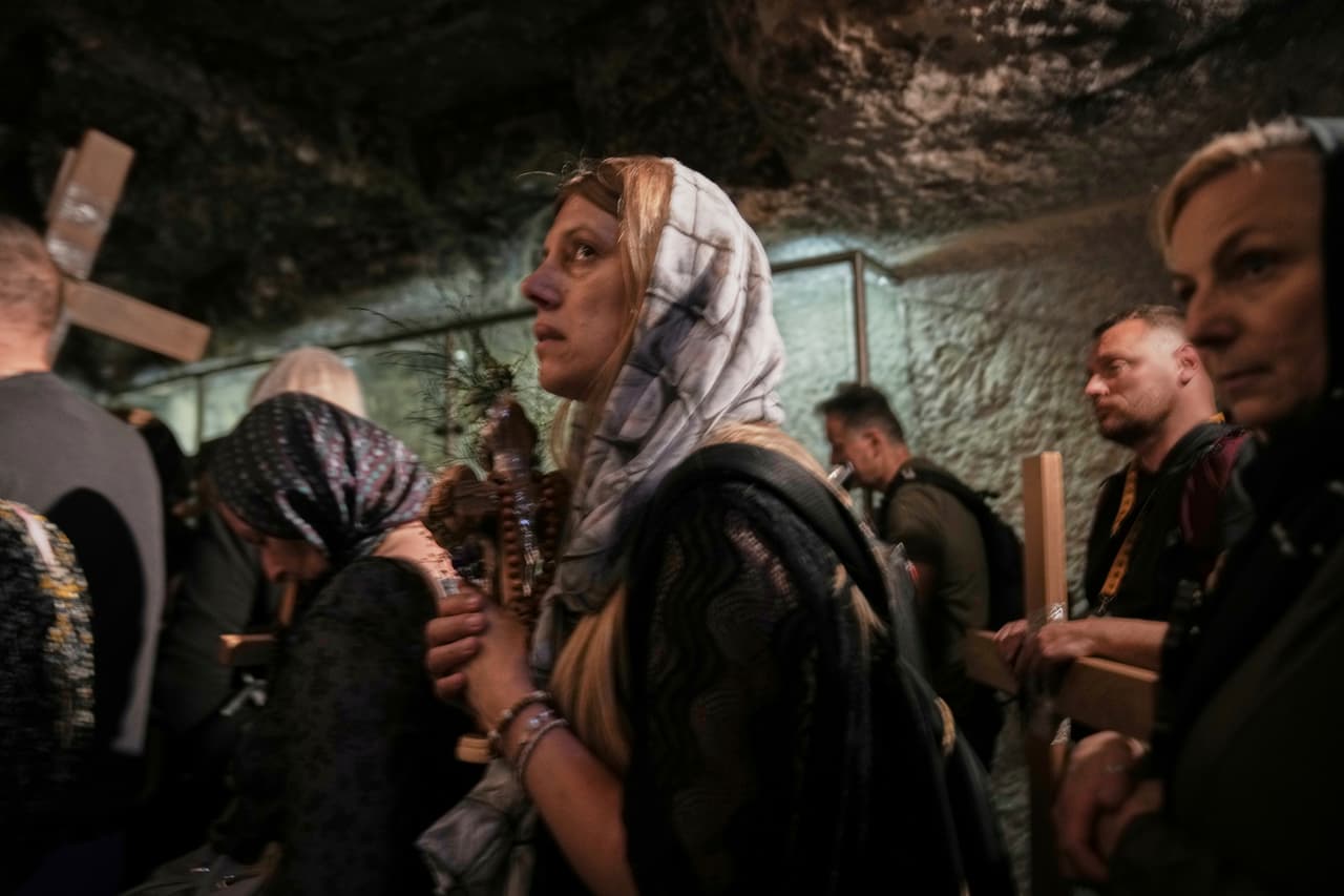 Peregrinos cristianos cargan cruces durante una procesión de Semana Santa en la Ciudad Vieja de Jerusalén, el Viernes Santo, 18 de abril de 2025.
<br>