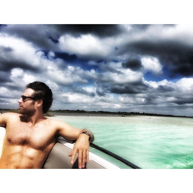 “Un día inolvidable en un paraíso terrenal” escribió el actor. Con esta novela los actores repiten ser pareja y llevan su amor real a las pantallas.