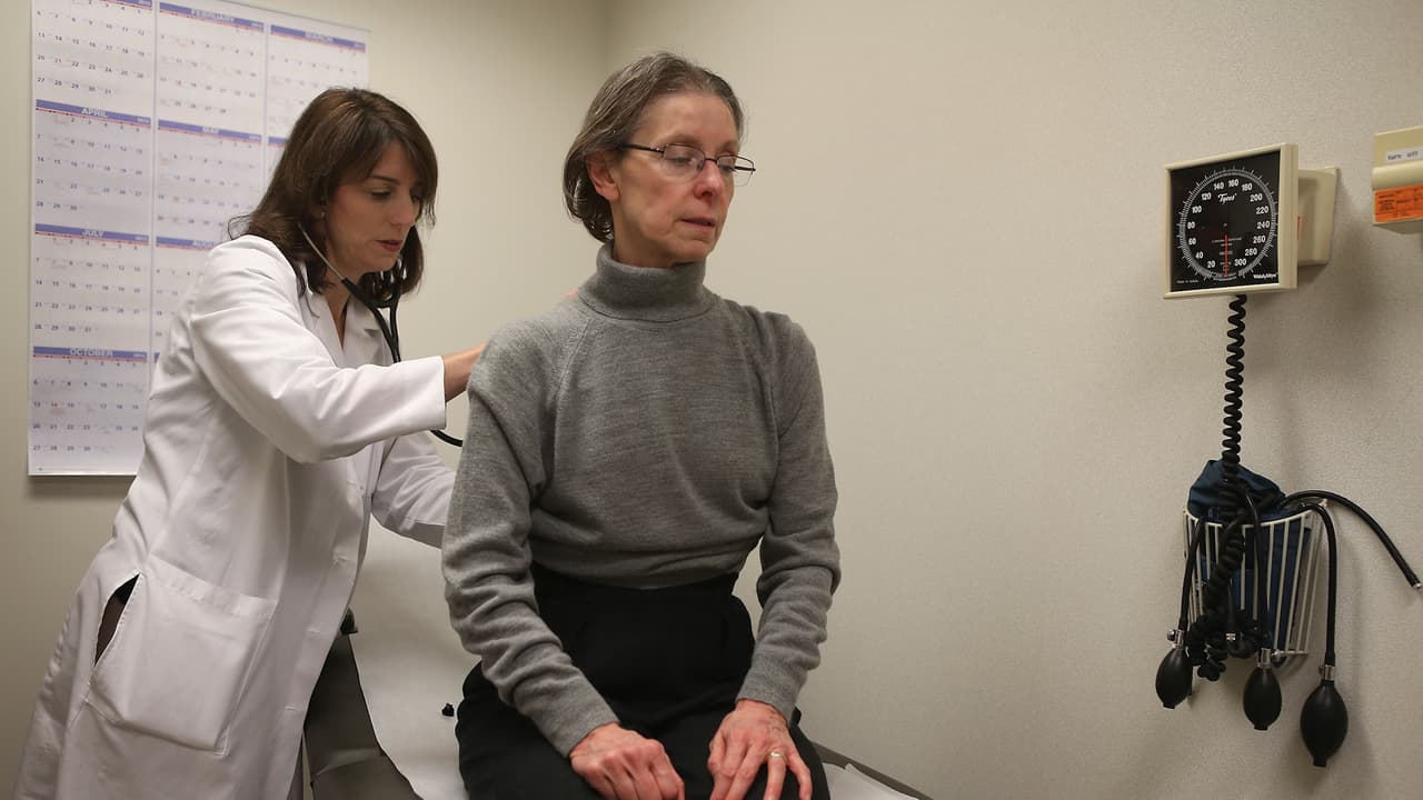 Cómo ahorrar en los costos de atención médica y qué planes funcionarían mejor para ti