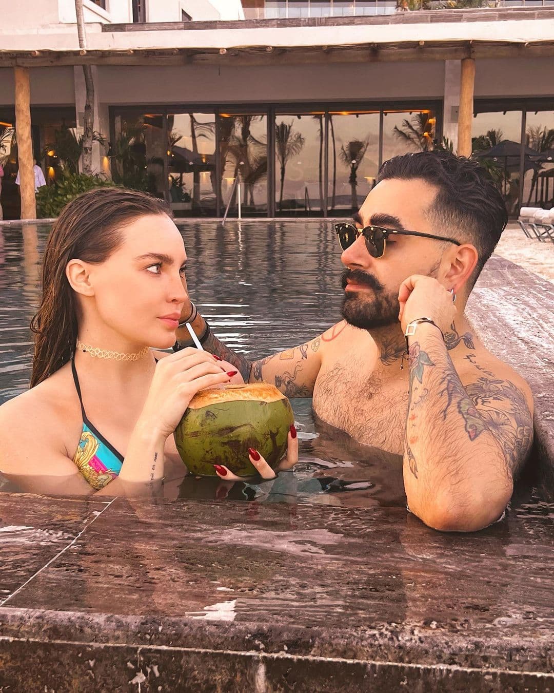 Su acompañante compartió esa y más fotografías junto a la cantante en la piscina. En la publicación, él se refirió a ella como "mi consentida" y la llamó cariñosamente "Beliwini'.