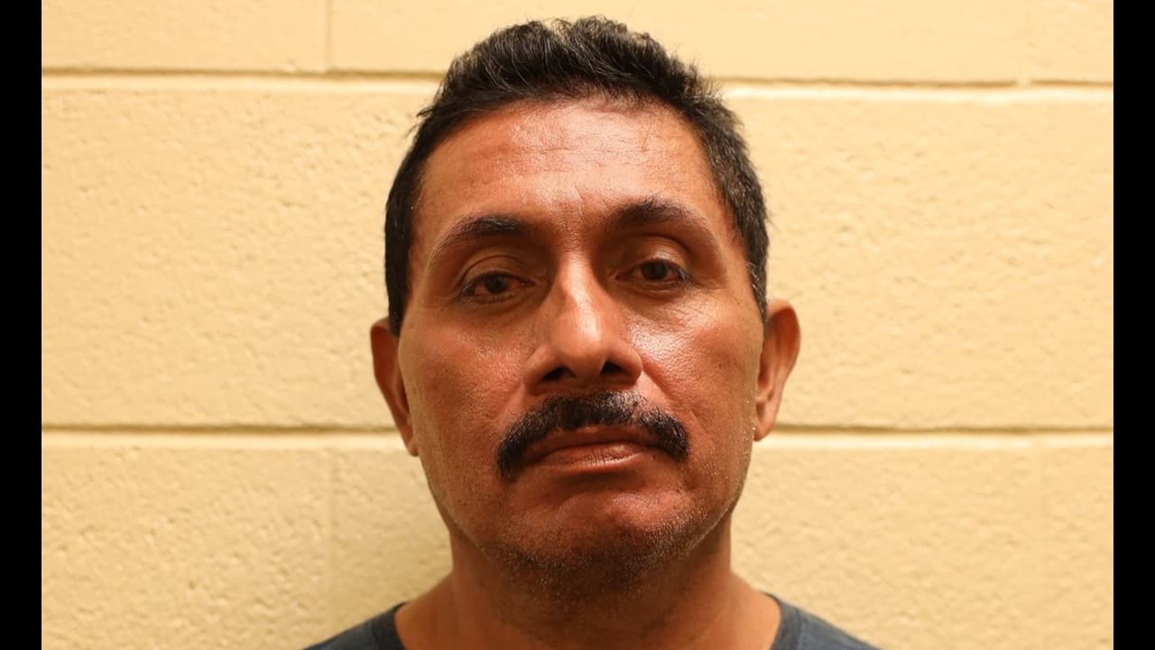 Agentes del Sector Tucson detuvieron Jose Ruelas Macias en Douglas, el inmigrante mexicano cruzó ilegalmente la frontera. Los registros indicaron que había sido condenado por violación de un menor en Washington.