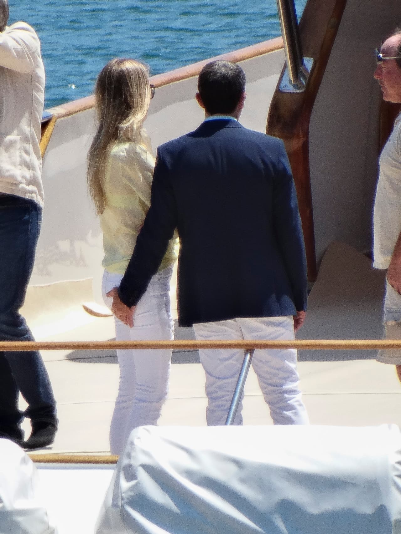 ¡Antonio aprovechó para tocar los encantos de su novia!