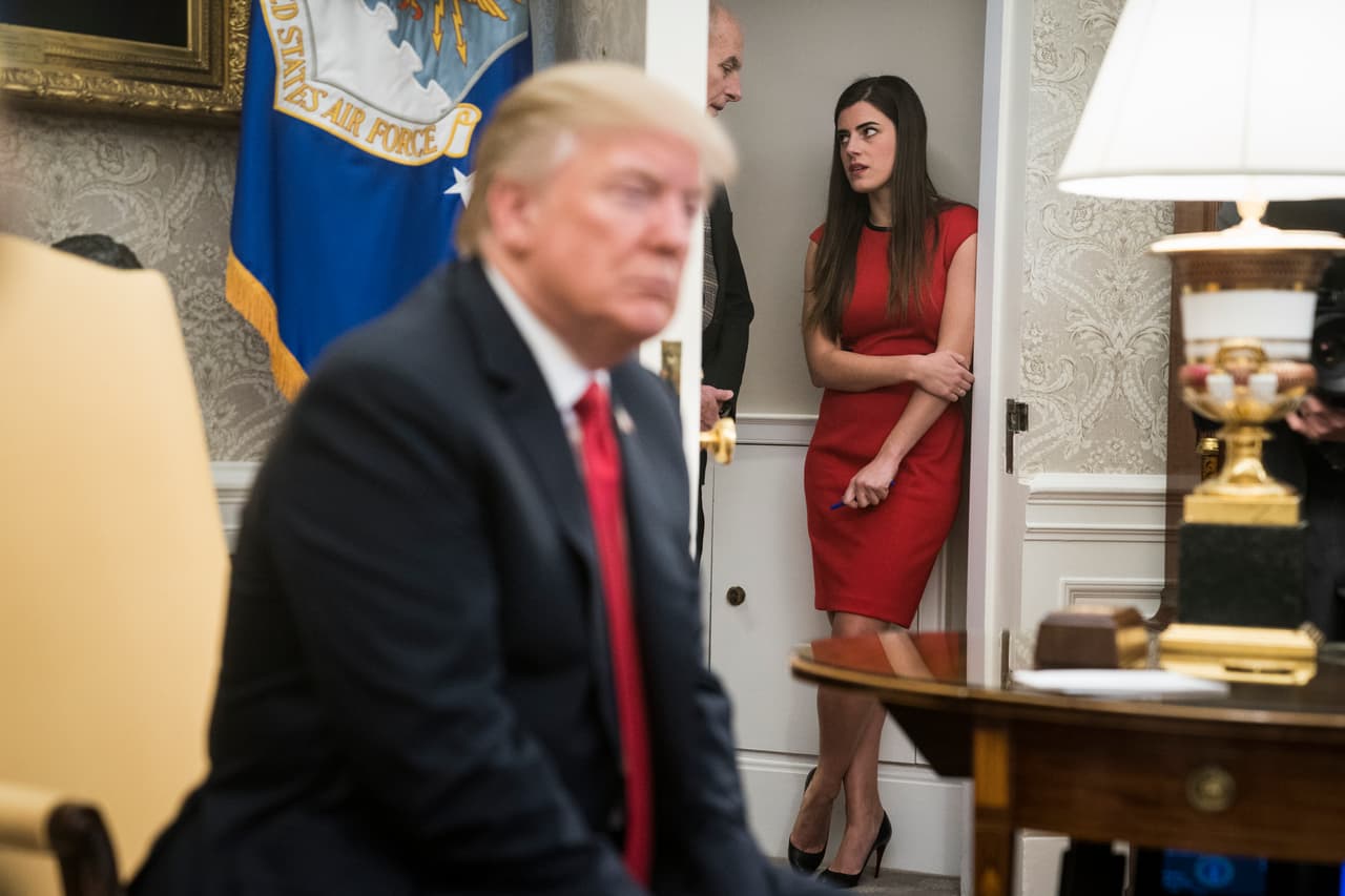 El jefe de gabinete de la Casa Blanca John Kelly y Madeleine Westerhout observan al presidente Donald Trump en una reunión con desertores norcoreanos en la Oficina Oval en la Casa Blanca, el 2 de febrero de 2018.