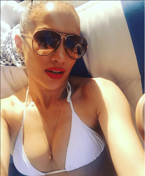 Otras de las imágenes que destacan en su cuenta de Instagram, son cuando está tomando el sol.