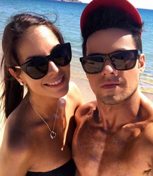 Tal vez ese cuerpazo lo logró inspirado en el amor pues anda feliz con su novia, Vanessa López.