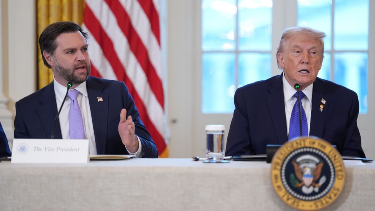 Voto de J.D. Vance frena resolución contra las acciones militares de Donald Trump