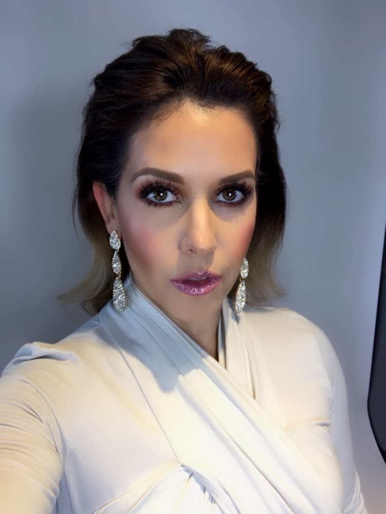 Este look la hace verse como si tuviera el pelo corto, pero de cualquier forma nunca pierde el glamour.