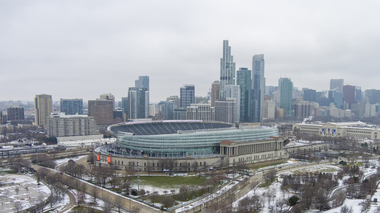 Aviso de tormenta invernal continúa vigente este martes. Nieve y viento afectarán el tráfico de la mañana