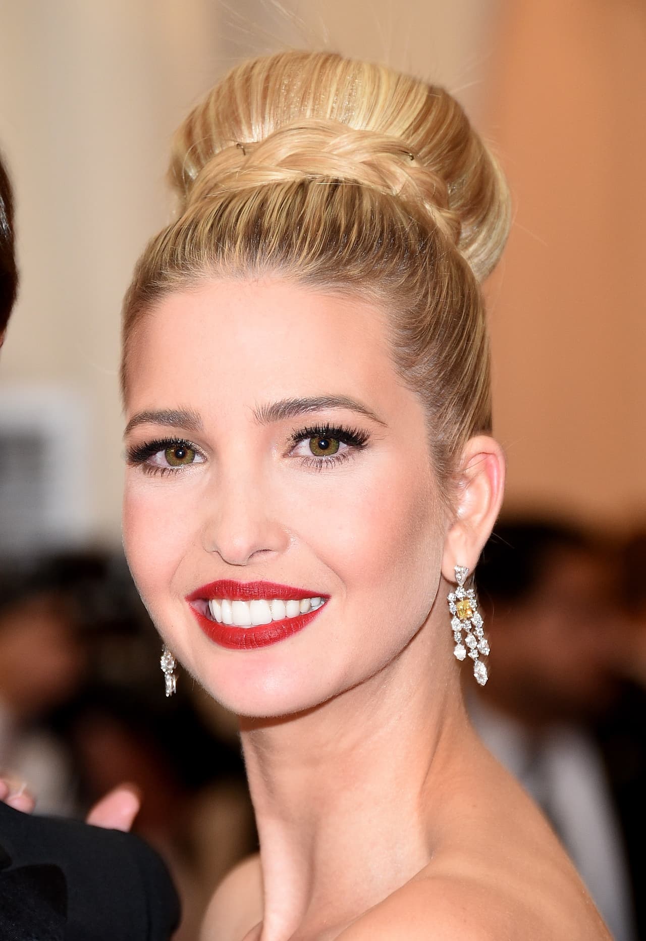Aunque la apariencia en eventos públicos de Ivanka Trump siempre ha sido impoluta, la hija del presidente dijo en noviembre del 2016 a
<b><a href="https://www.newbeauty.com/blog/dailybeauty/9431-the-beauty-product-ivanka-trump-doesnt-use-will-surprise-you/"> 'New Beauty' </a></b>que a veces podía llegar al trabajo con el pelo ligeramente mojado, que nunca había tenido una secadora y tampoco sabía cómo usarla.