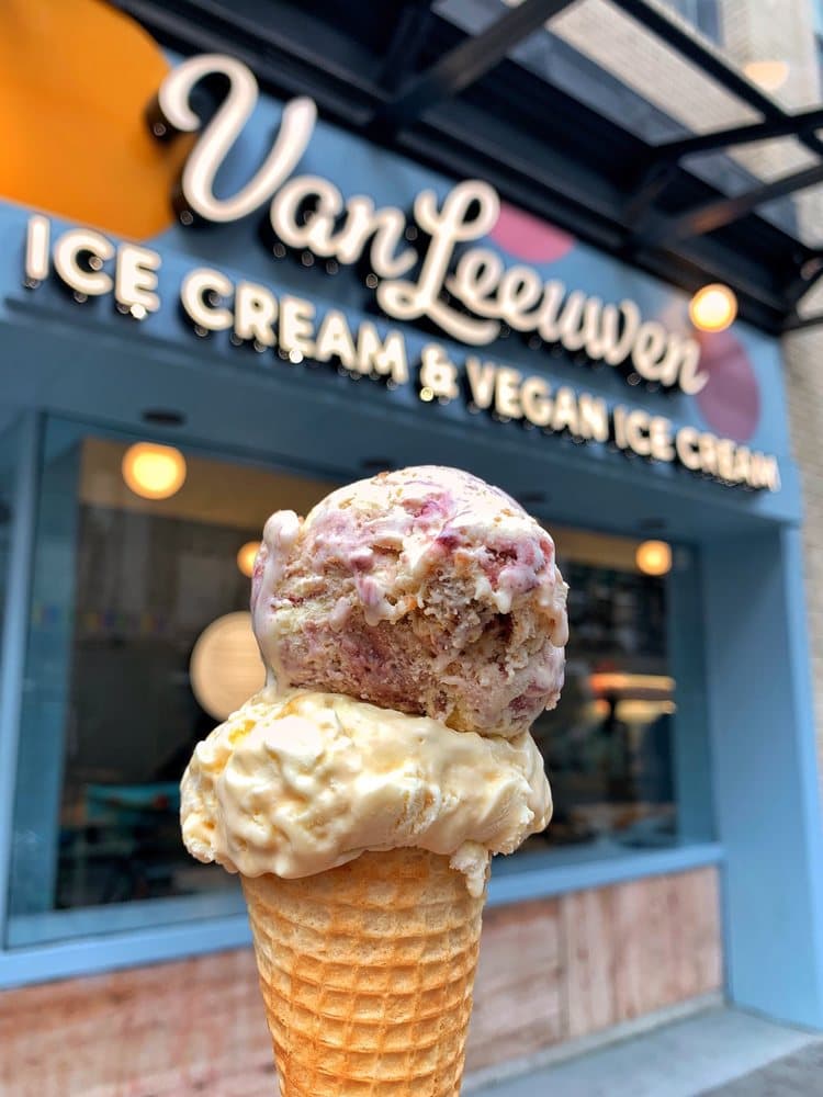 <b>Van Leeuwen Ice Cream – Philadelphia</b>
<br>Dirección: 119 S 13th St, Philadelphia
<br>Teléfono: (215) 309-5414
<br>Sitio web: 
<a href="https://vanleeuwenicecream.com/scoop-shops/#Pennsylvania">https://vanleeuwenicecream.com/scoop-shops/#Pennsylvania</a> 
<br>
<a href="https://www.yelp.com/map/van-leeuwen-ice-cream-philadelphia-philadelphia"><b>Cómo llegar</b></a>
<br>
<br>Una usuaria de Yelp dijo: “100% recomendable. Sus sabores son únicos y su helado es un regalo del cielo”.