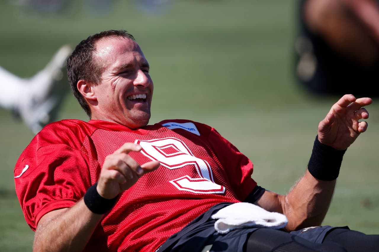 2) 
<b>Drew Brees, New Orleans Saints</b>. En 2017 impuso el récord de mayor porcentaje de pases completos (72%) en una temporada, pasó de las 4 mil yardas. Tiene 39 años y nada parece detener a Brees. Nada.