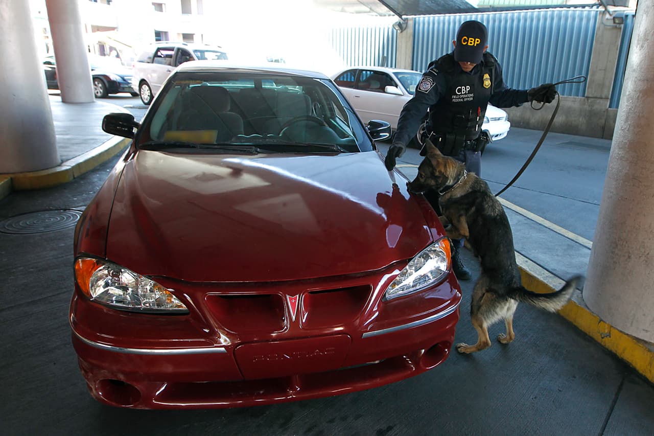 Juez federal sentencia a una pareja que intentó cruzar armas de contrabando a México 
