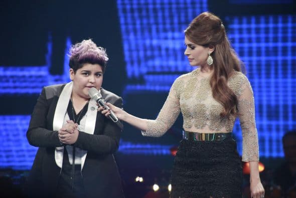 Stephanie pidiendo el apoyo de la gente para continuar en el show.