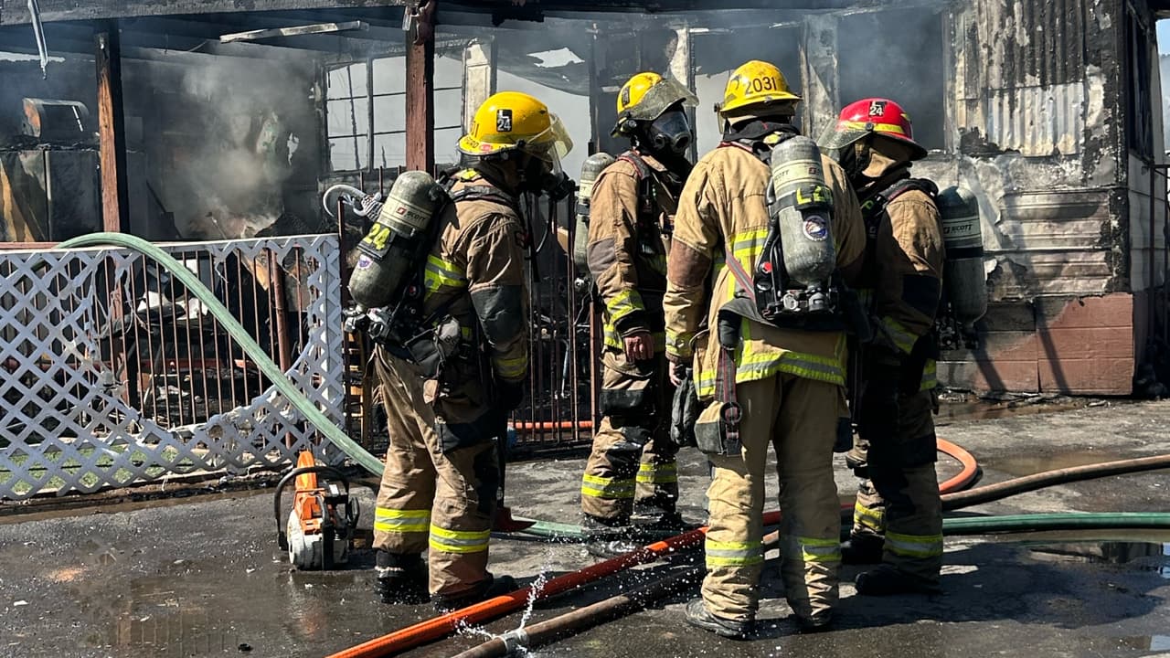 El incendio también afectó a negocios al oeste de la casa móvil. Todos los ocupantes de las casas móviles involucradas habían salido de manera segura antes de la llegada del departamento de bomberos.