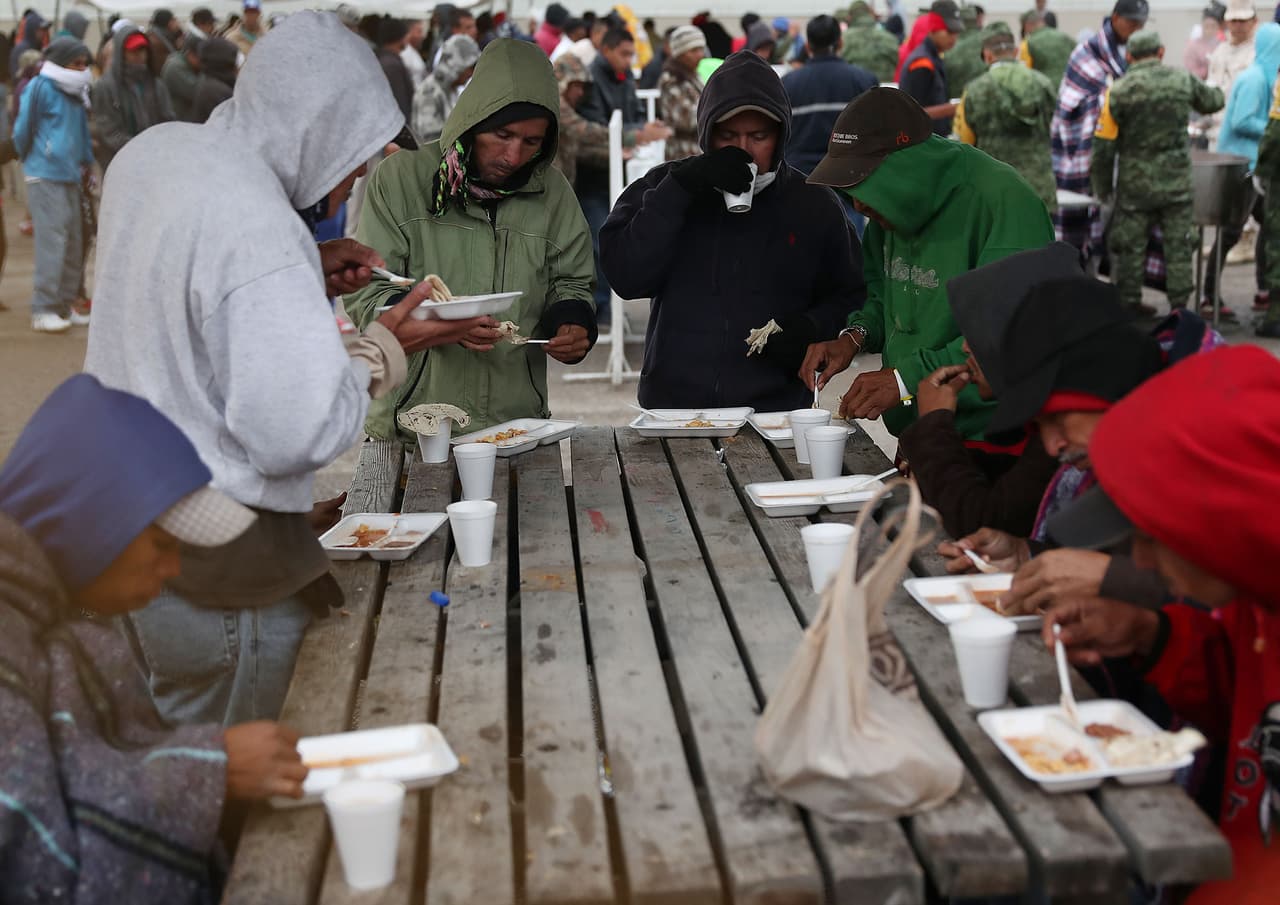 Dentro del albergue de Piedras Negras, los migrantes tienen acceso a alimentos y servicios médicos, pero no todos pueden salir de las instalaciones. Las autoridades del estado mexicano de Coahuila dicen que la prohibición es para la seguridad de los mismos migrantes: para protegerlos de grupos de la delincuencia organizada.