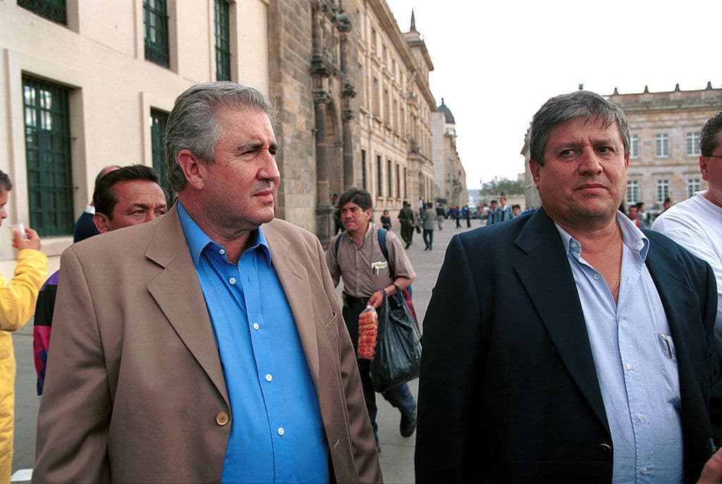 Juan David Ochoa (izq.) Y su hermano Jorge Luis, abandonan la cárcel el 28 de agosto de 2001 en Bogotá. Los miembros de la familia Ochoa apelaron un fallo de la corte federal emitido el 27 de agosto que autoriza la extradición de Fabio Ochoa a los Estados Unidos para ser juzgado.