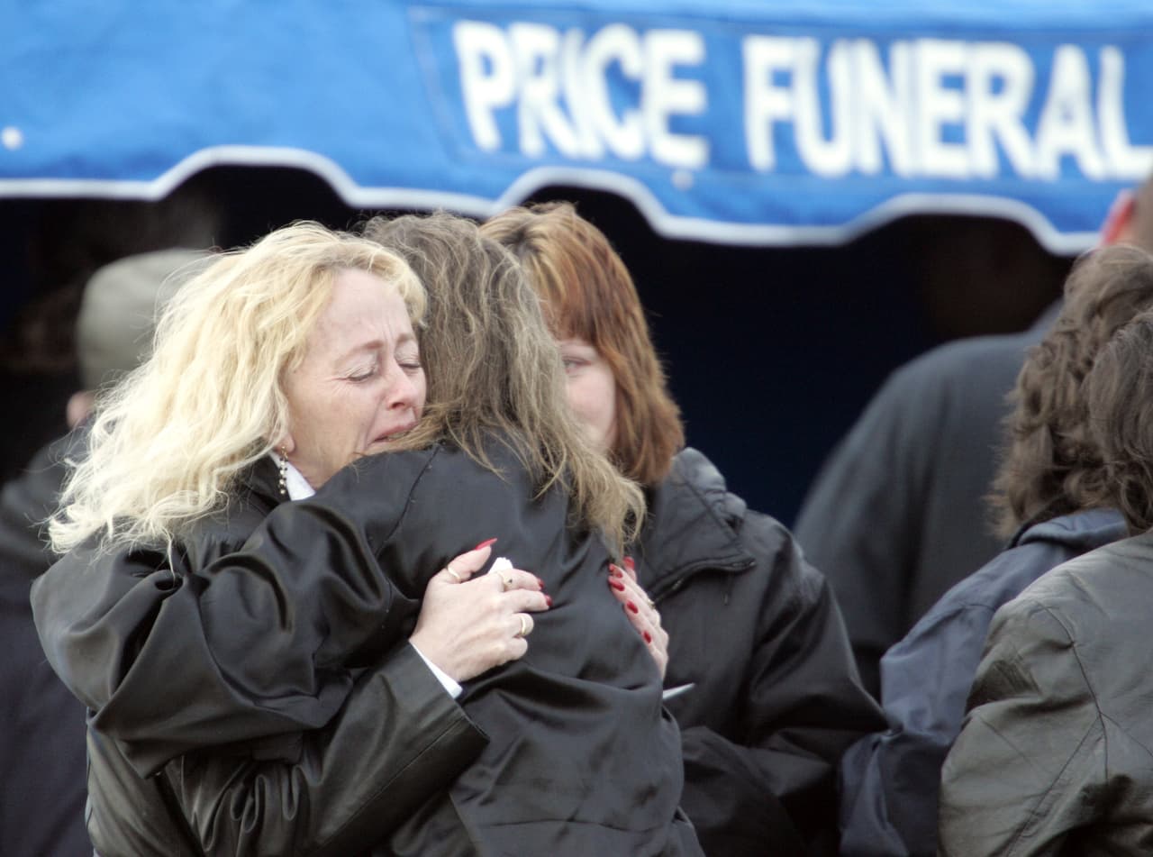 En la imagen, dos mujeres se abrazan en el funeral de Bobbi Jo Stinnett, el 21 de diciembre de 2004.
<br>Si se cumple la ejecución de Montgomery, sería la primera de una mujer a nivel federal desde 1953. Ese año, Bonnie Heady murió en la cámara de gas tras ser condenada por el asesinato y secuestro de un niño de 6 años.
<br>Solo un 2% de los reos que esperan la pena de muerte son mujeres, de acuerdo con el
<a href="https://deathpenaltyinfo.org/death-row/women/womens-death-sentences-since-1973-number-and-geography" target="_blank">Centro de Información sobre la Pena de Muerte</a>.