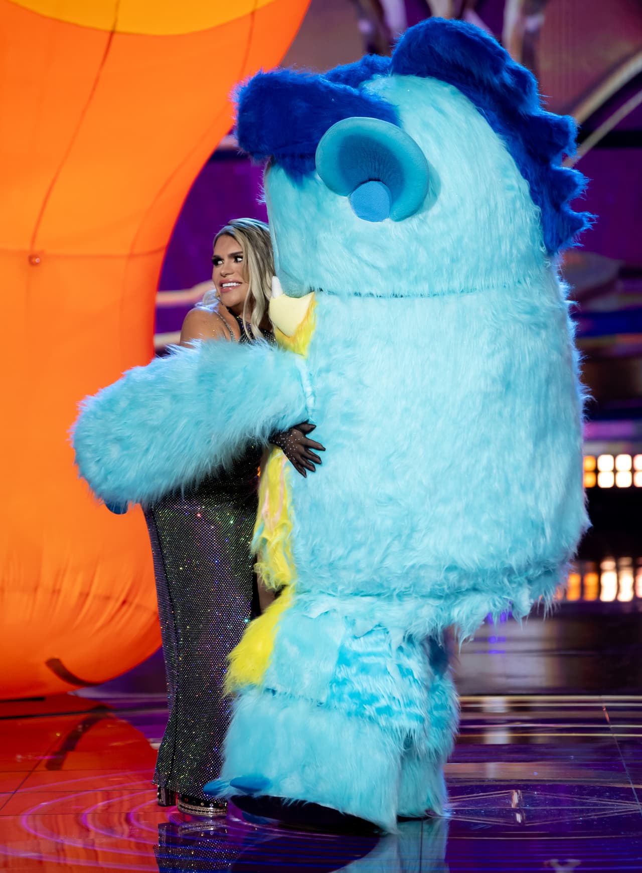 Tan agradable resultó José Ramonstruo que Wendy Guevara no resistió las ganas de bajar a abrazarlo. Por cierto que este personaje puso a bailar a todos con el tema 'Oye Mi Amor', del grupo Maná.