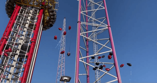 Durante la vigilia que se realizó en honor a Tyre, la gente soltó globos rojos al cielo para recordarlo. 
<br>
