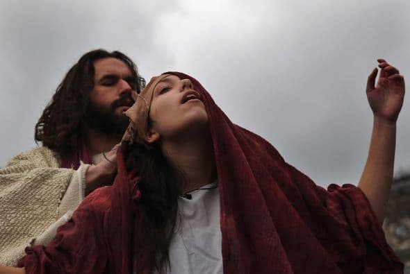 En Londres, la representación de la Pasión de Cristo es una producción teatral y cuenta con un elenco de 100 actores.