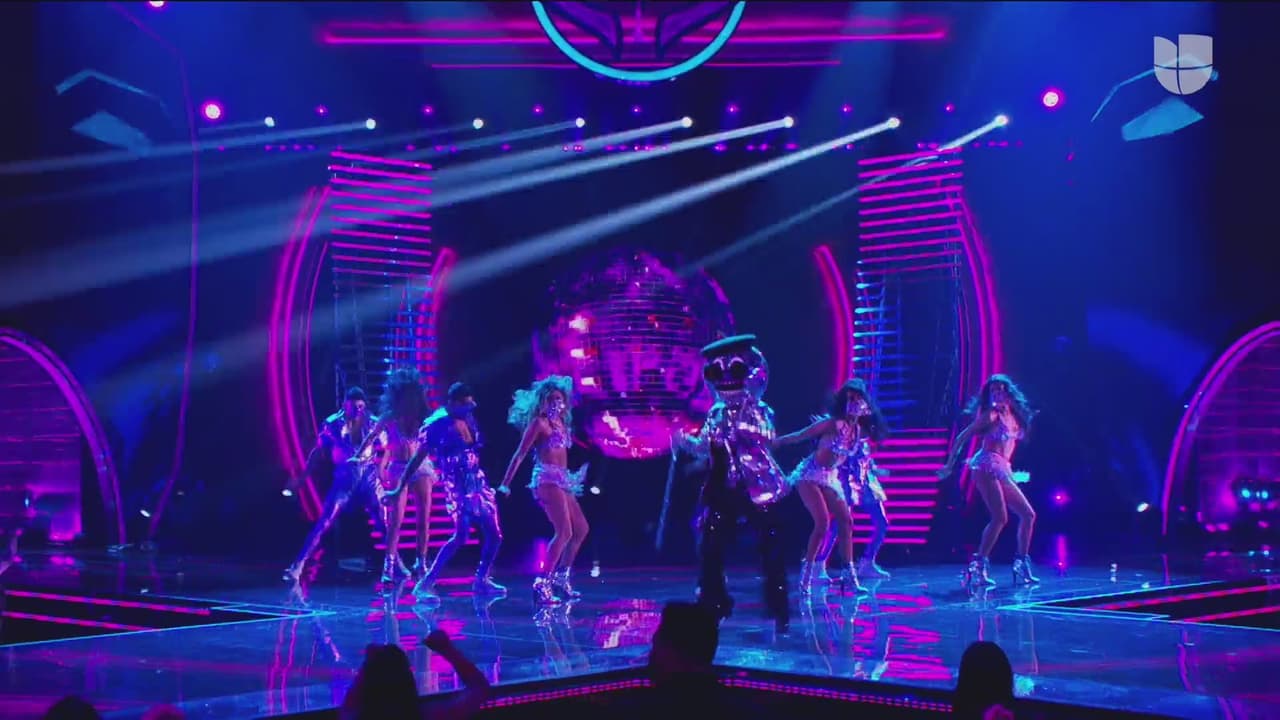 Disco Ball fue el primer personaje en salir al escenario e interpretó el tema de ‘Pégate’ de Ricky Martin. Los ‘investigadores’ dijeron que detrás de este personaje podrían estar María León, María Chacón, Lolita Cortés, Kika Edgar. 
<br>