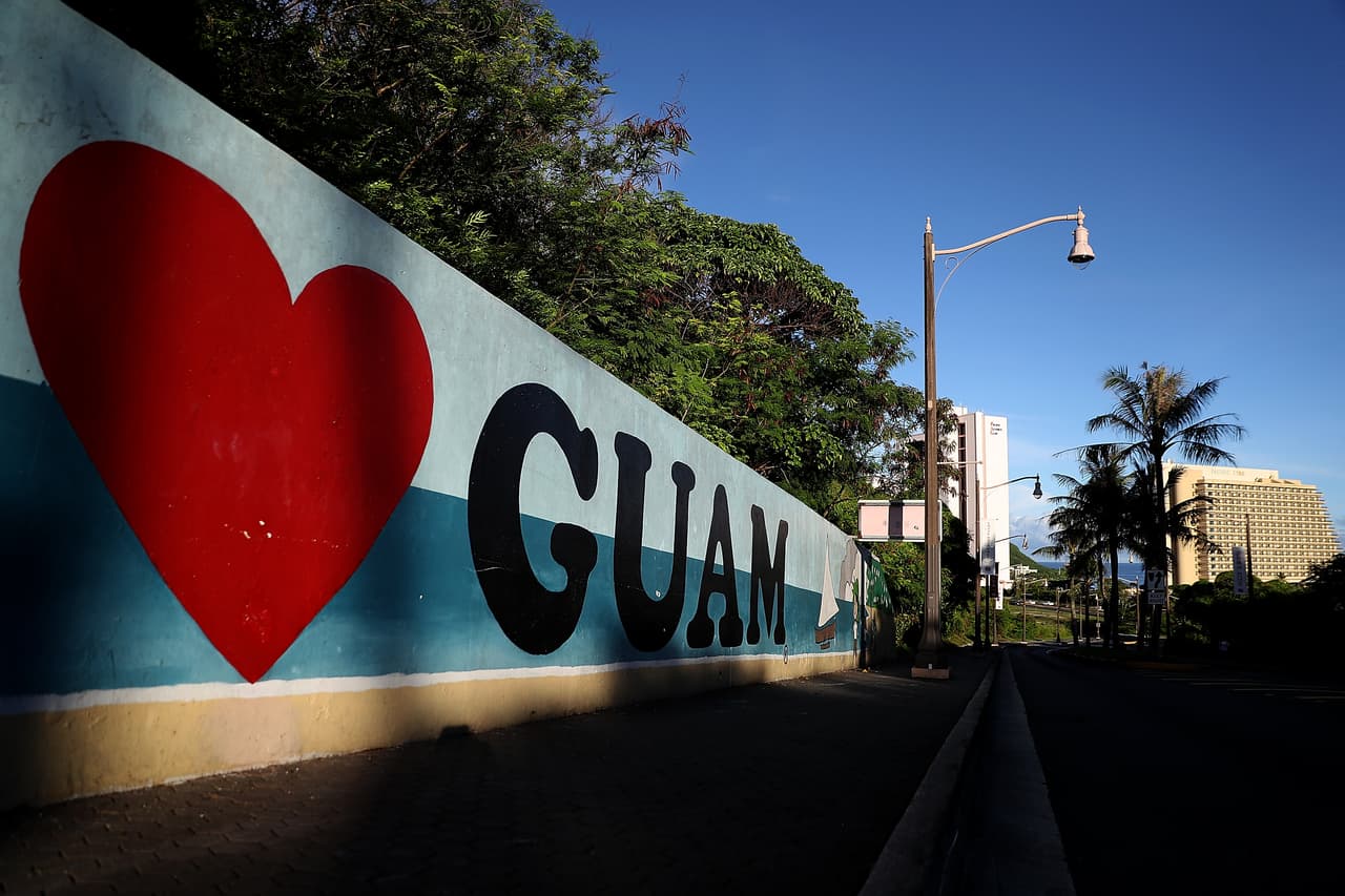 "Yo amo a Guam", dice el mural de Tamuning. En la isla los idiomas oficiales son el chamorro -que incluye muchas palabras en español- y el inglés.