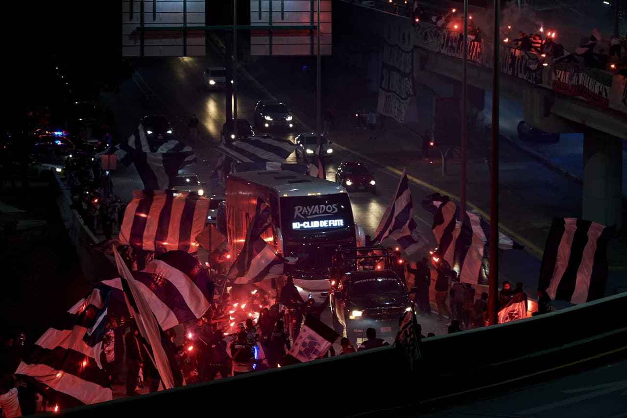 Afición de Rayados arma 'fiesta' para recibir al equipo
