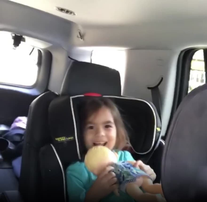 "Ay como los extrañaba", expresó Alan junto al video que publicó en su cuenta de Instagram en donde
<a href="https://www.univision.com/shows/despierta-america/las-fotos-llenas-de-ternura-de-los-hermanitos-tacher-mira-lo-bien-que-se-la-pasan-juntos-michelle-y-liam-fotos" target="_blank">Michelle y Liam</a> aparecen felices de tener cerca a su papá.