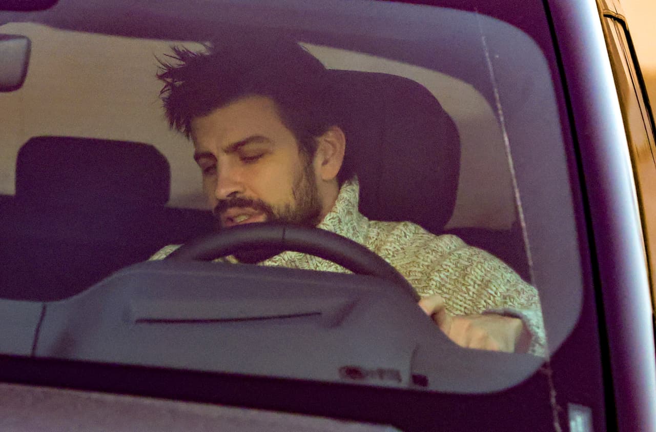 Piqué habría llegado cabizbajo al vecindario donde hasta junio pasado había formado una familia con la cantautora de 45 años.