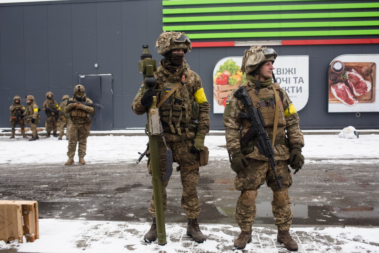 Militares ucranianos en Irpin.