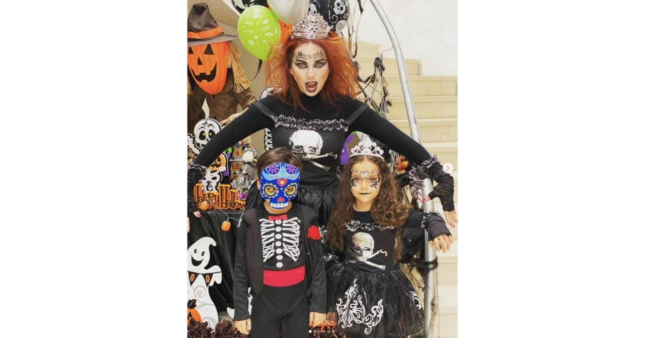 Elizabeth Álvarez se disfrazó con sus hijos para Halloween 2021.