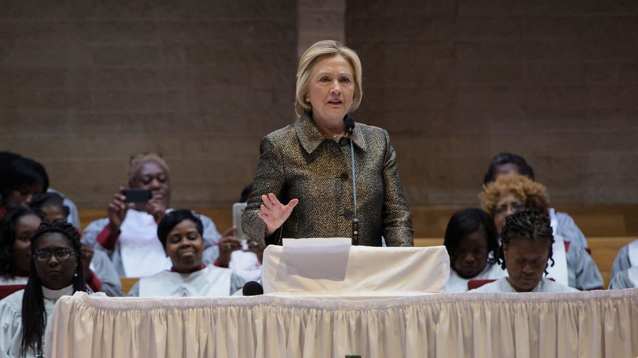 Clinton busca consolar a la comunidad negra de Charlotte, en el crucial estado de Carolina del Norte
